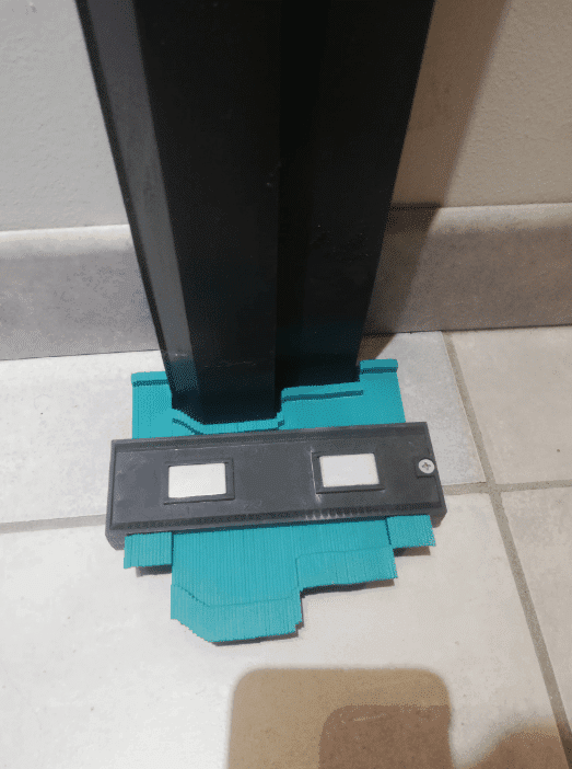 copieur d'angle pour coupe carrelage sur bâti de porte